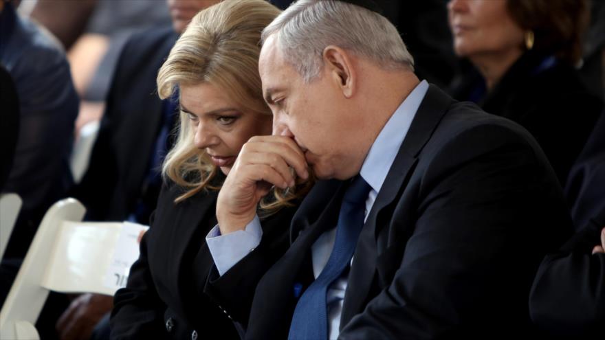 El premier israelí, Benyamin Netanyahu, y su esposa Sara hablan en una reunión en Tel Aviv. 