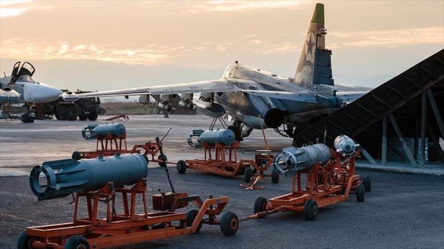 Bombas y aviones militares rusos en la base aérea de Hmeimim, en Latakia, noroeste de Siria.