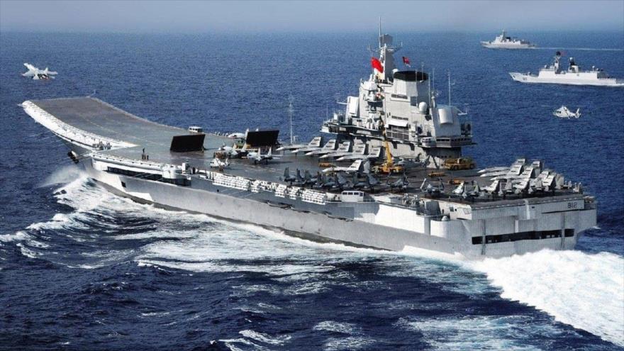 Portaaviones chino Lianoning navegando las aguas del mar de la China Meridional.