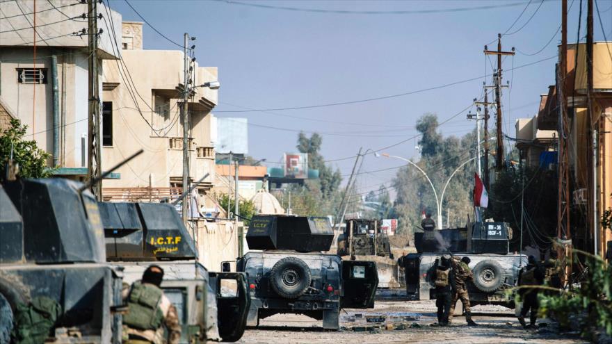 Fuerzas especiales del Servicio antiterrorista (CTS) de Irak atacan las posiciones del grupo terrorista EIIL (Daesh, en árabe) en al-Rifaq, Mosul, 8 de enero de 2017.