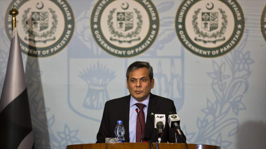 El portavoz del Ministerio de Asuntos Exteriores de Paquistán, Nafees Zakaria, ofrece una rueda de prensa en Islamabad, la capital.