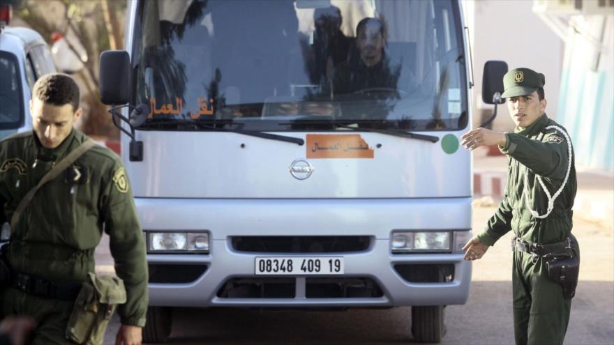 Fuerzas de seguridad argelinas escoltan un autobús en una comisaría.