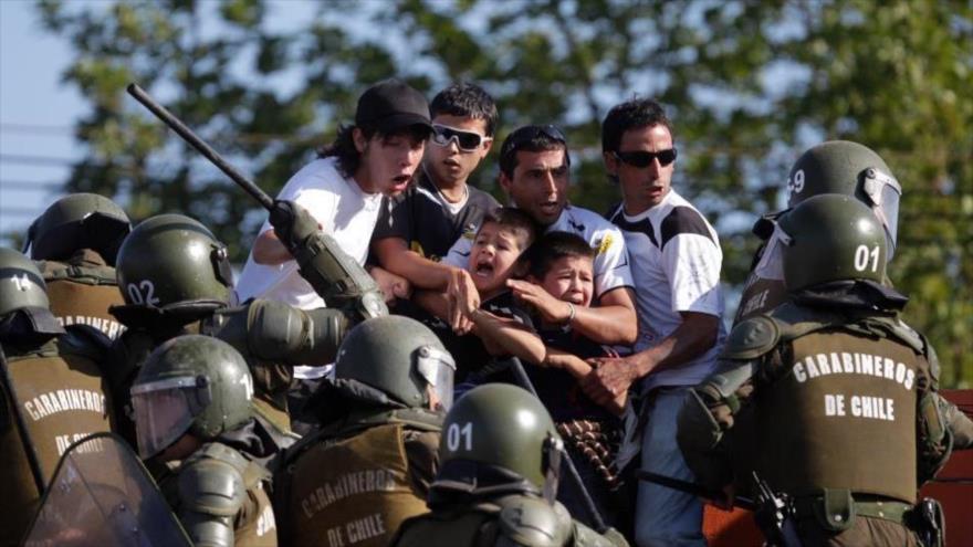 Carabineros de Chile, criticados por Amnistía Internacional (AI) por el uso excesivo de la fuerza en manifestaciones.