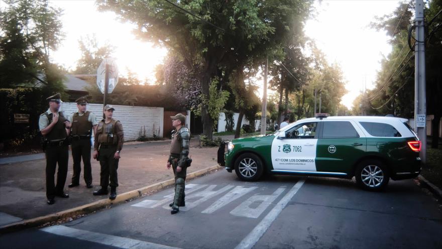 Policías chilenos hacen guardia en los alrededores de la residencia del presidente de la Corporación minera estatal Codelco, Óscar Landerretche, luego de resultar herido al abrir un paquete bomba que recibió, 13 de enero de 2017.