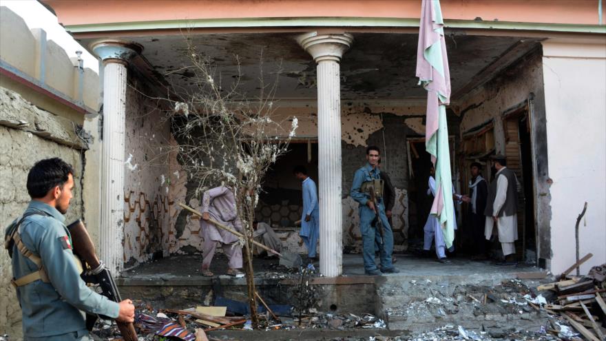 Fuerzas de seguridad afganas inspeccionan el lugar de un atentado suicida contra una reunión de los ancianos tribales locales en el distrito de Chaparhar, de la provincia de Nangarhar, 31 de octubre de 2016.