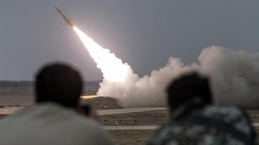 Un misil lanzado durante los ejercicios militares de las Fuerzas Aéreas de Irán, realizados entre el 25 y el 28 de diciembre de 2016.