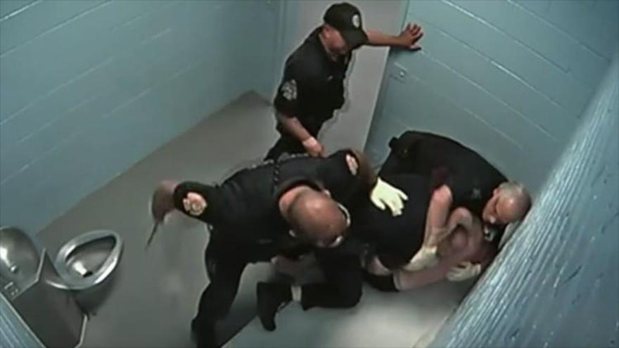 Vídeo: 3 policías golpean brutalmente a un hombre desnudo en EEUU