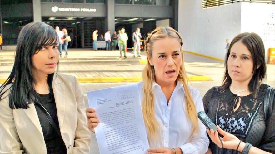 Lilian Tintori, esposa del preso líder opositor venezolano Leopoldo López (centro), muestra la denuncia que presentó ante la Fiscalía de Venezuela contra el diputado oficialista Diosdado Cabello y el ministro del Interior Néstor Reverol, 13 de enero de 2017.
