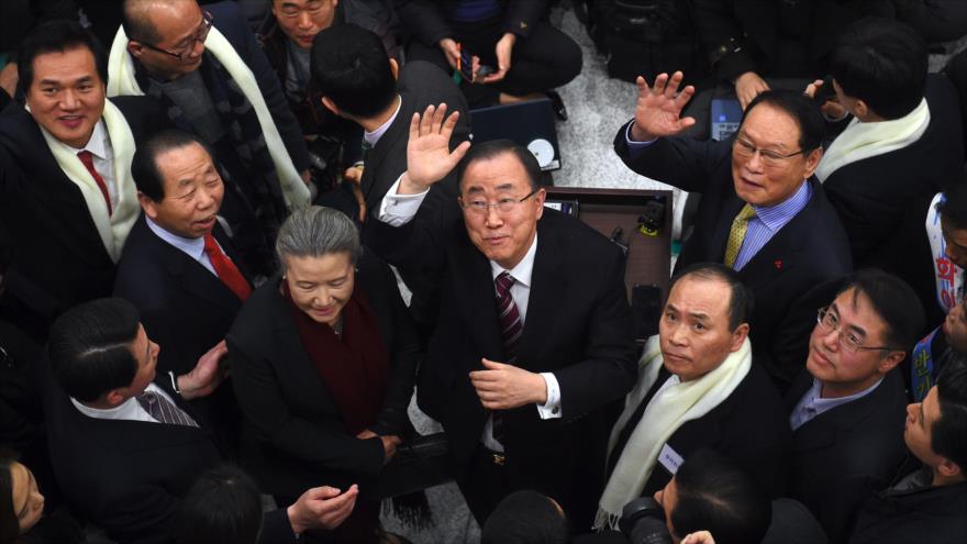 El ex secretario general de la ONU, Ban Ki-moon (Centro), llega al aeropuerto internacional de Incheon, en el oeste de Seúl (capital surcoreana), 12 de enero de 2017.