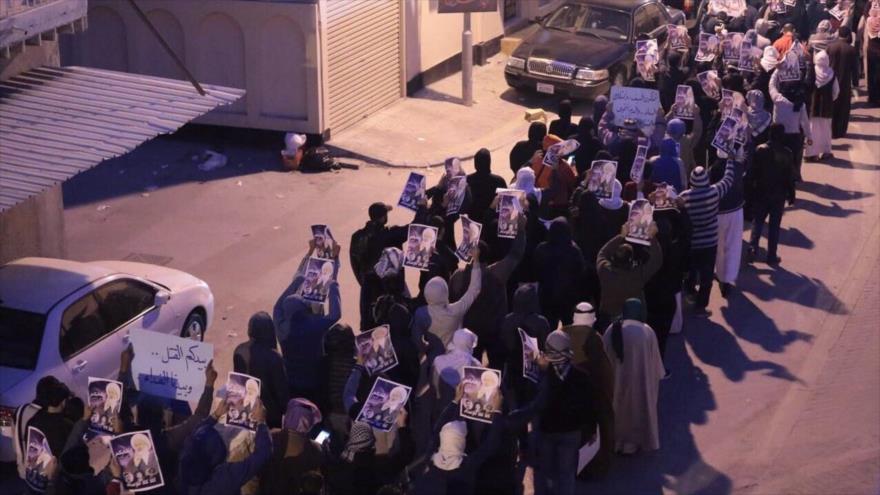 Indignados bareiníes salen a las calles de Manama en rechazo a la sentencia de pena de muerte del tribunal de casación de Baréin contra tres activistas, 14 de enero de 2017