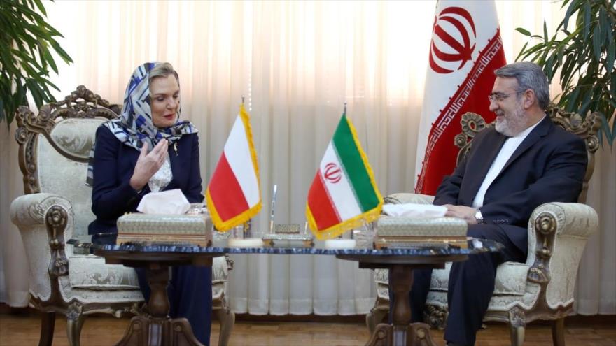 El ministro del Interior de Irán, Abdolreza Rahmani Fazli (drcha.) se reúne con la vice primer ministra de Polonia, Anna María Andrés, en Teherán (capital iraní), 15 de enero de 2017.