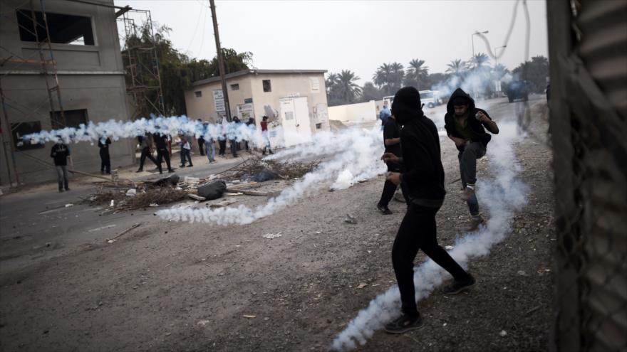 Policías bareníes lanzan gases lacrimógenos contra un grupo de personas que se manifiesta por la libertad en el país ribereño del Golfo Pérsico, 13 de enero de 2017.
