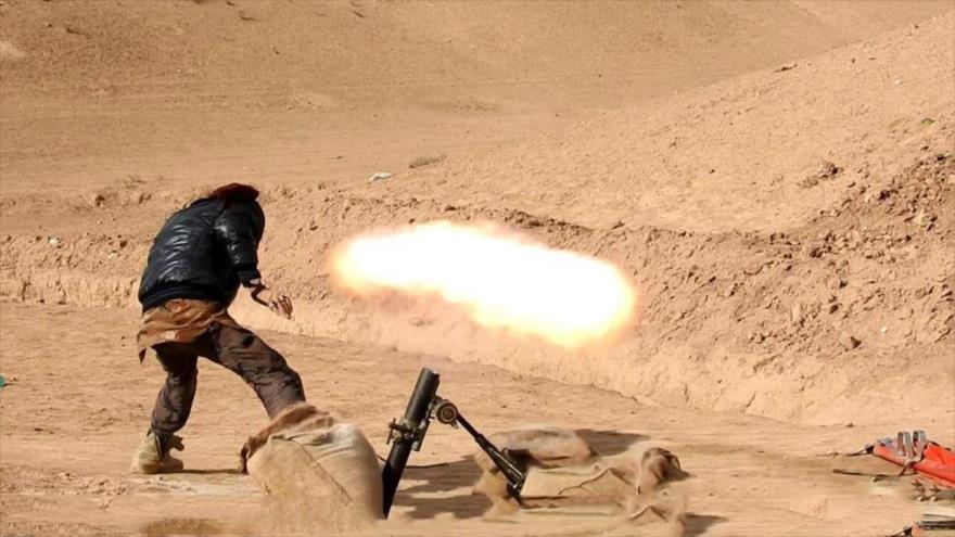 Un integrante del grupo terrorista EIIL (Daesh, en árabe) durante combates cerca de la ciudad de Deir al-Zur, este de Siria, 15 de enero de 2017.