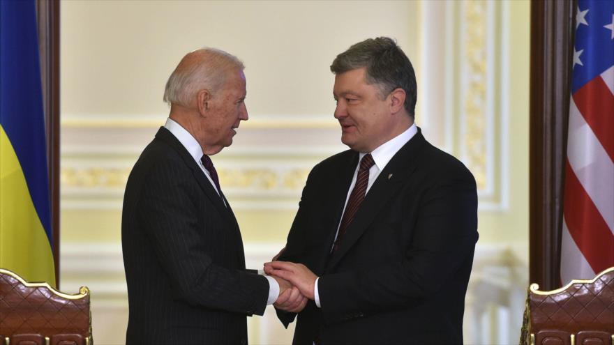 El presidente de Ucrania, Petro Poroshenko (dcha.), estrecha la mano del vicepresidente estadounidense, Joe Biden, tras reunirse en Kiev, 16 de enero de 2016.
