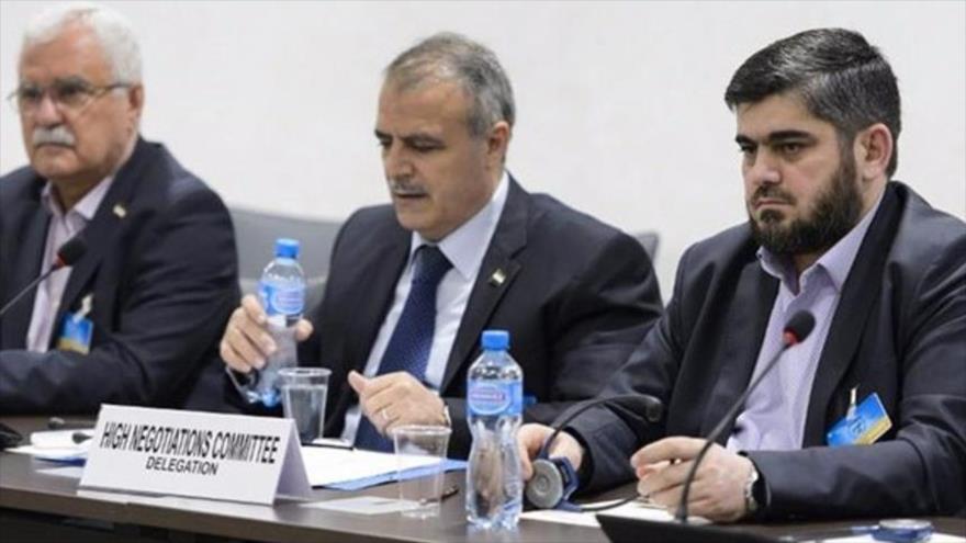 Algunos miembros del principal grupo opositor sirio, el Alto Comité de Negociaciones (HNC, por sus siglas en inglés), durante una reunión.