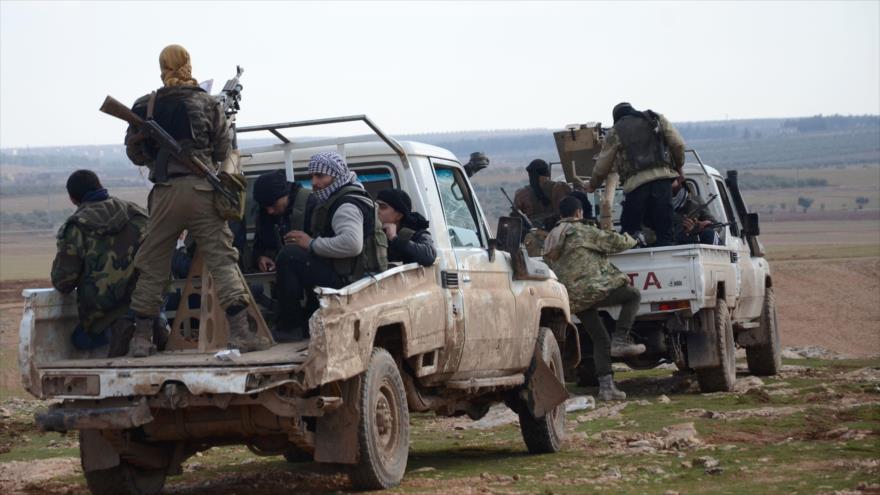 Combatientes del denominado Ejército Libre Sirio (ELS) en la localidad de Qabasin, ubicada en el noreste de la ciudad de Al-Bab, a 30 kilómetros de la ciudad de Alepo.