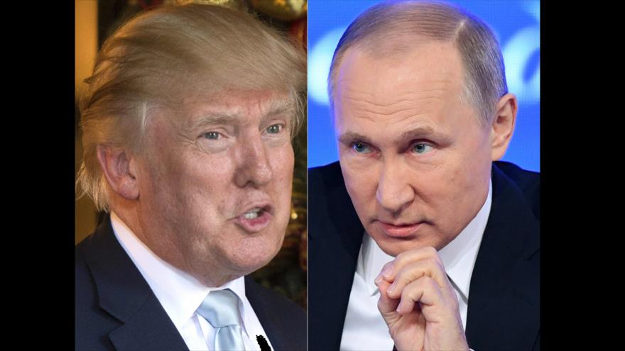 Esta combinación de imágenes muestra al presidente electo de EE.UU., Donald Trump (izda.) en Palm Beach, Florida, el 28 de diciembre de 2016, y al presidente ruso, Vladimir Putin, hablando en Moscú, el 23 de diciembre de 2016.