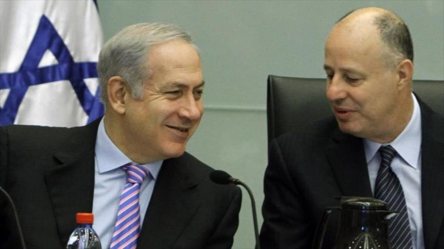 El ministro de cooperación regional del régimen israelí, Tzachi Hanegbi (dcha), conversa con el primer ministro, Benyamin Netanyahu.