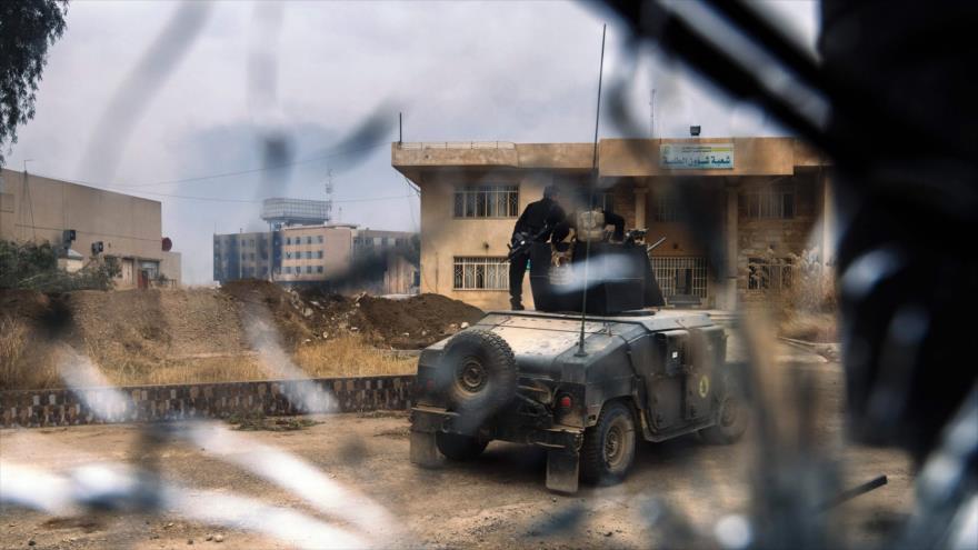 Miembros de las Fuerzas Antiterroristas de Irak (CTS, por sus siglas en inglés) en un Humvee, patrullan el recinto de la Universidad de Mosul, 15 de enero de 2017.