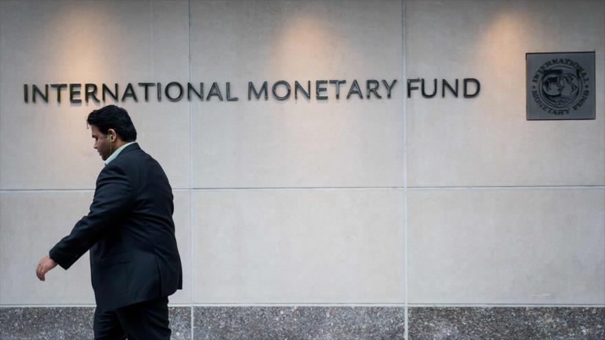 Un hombre camina frente a la sede del Fondo Monetario Internacional (FMI) en Washington (capital de EE.UU.), 16 de enero de 2017.