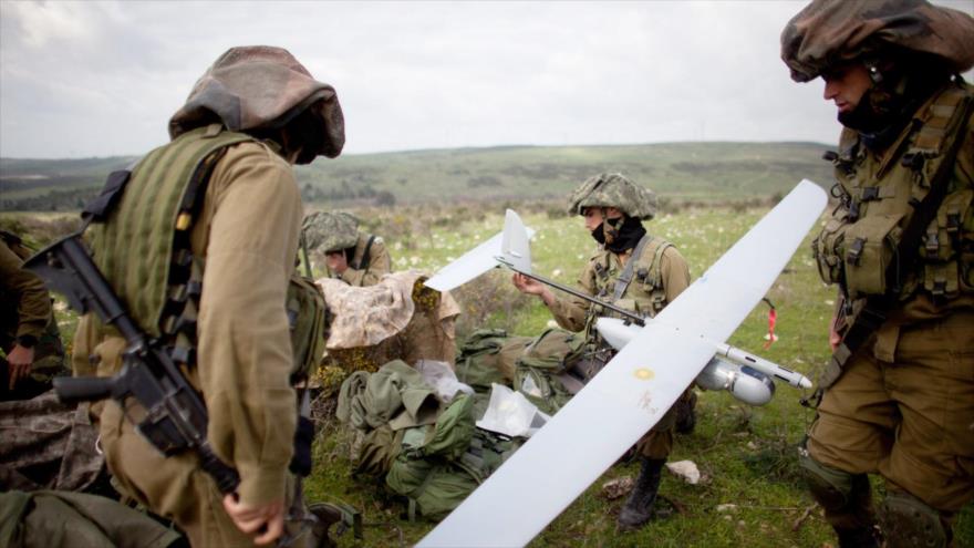 Soldados israelíes se preparan para lanzar un dron Skylark durante un ejercicio cerca de Bat Shlomo, en los territorios ocupados palestinos, 16 de enero de 2012.