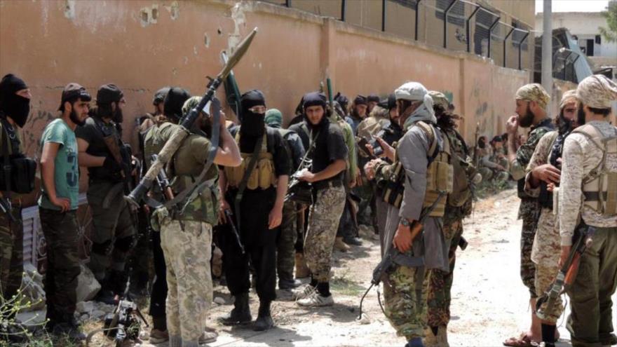 Integrantes del grupo terrorista Frente Al-Nusra (recientemente rebautizado como Frente Fath al-Sham) en la provincia siria de Idlib.