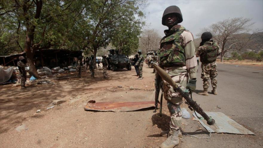 Soldados nigerianos patrullan por Gwoza, un pueblo recién liberado del grupo terrorista Boko Haram.
