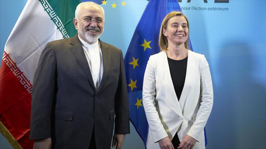 El canciller iraní y la jefa de la Diplomacia europea, Mohamad Yavad Zarif (izda.) y Federica Mogherini, tras una reunión en Bruselas, septiembre de 2015.