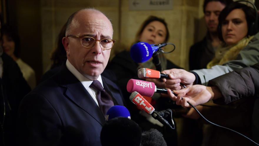 El primer ministro de Francia, Bernard Cazeneuve, habla con los periodistas en París, capital, 17 de enero de 2017.