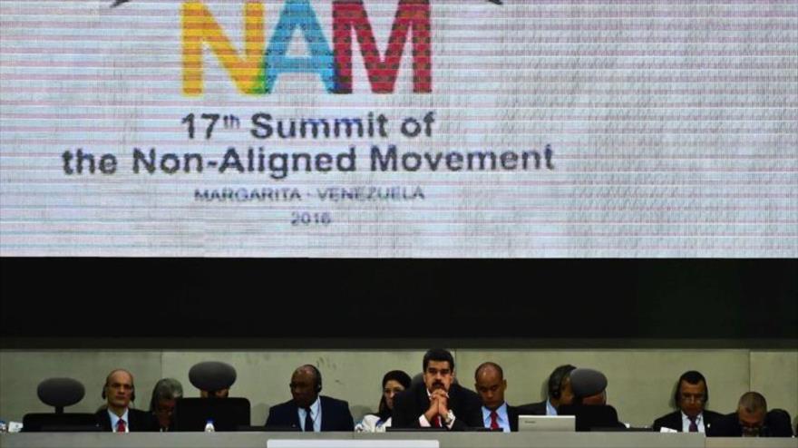 El presidente de Venezuela, Nicolás Maduro (centro), preside la cumbre del Movimiento No Alineado en Porlamar (Isla Margarita, en Venezuela), 17 de septiembre de 2016.