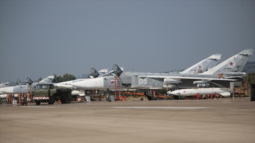 Cazabombarderos Sujoi Su-24 rusos desplegados en la base aérea de Hmeimim, noroeste del territorio sirio, 3 de octubre de 2015.