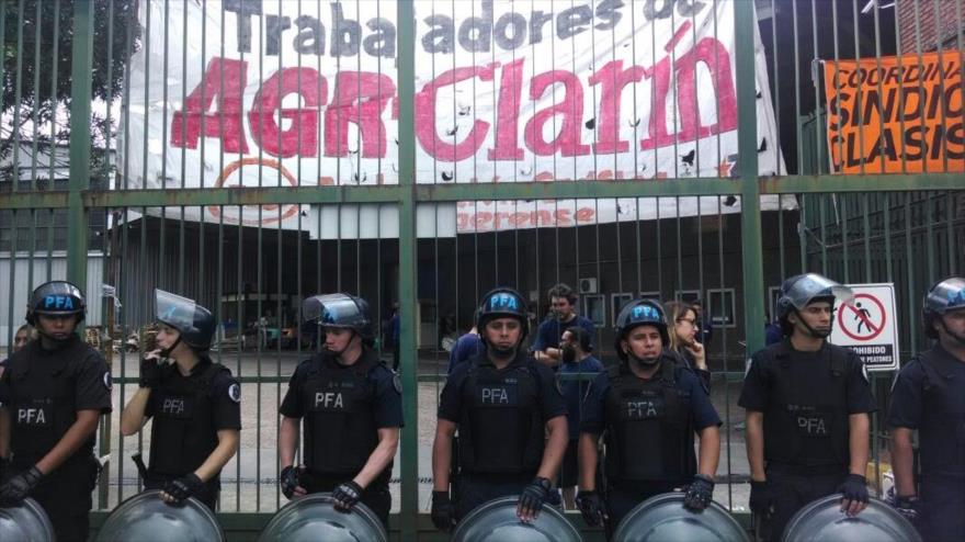 Ante represión, despedidos argentinos de Clarín anuncian huelga