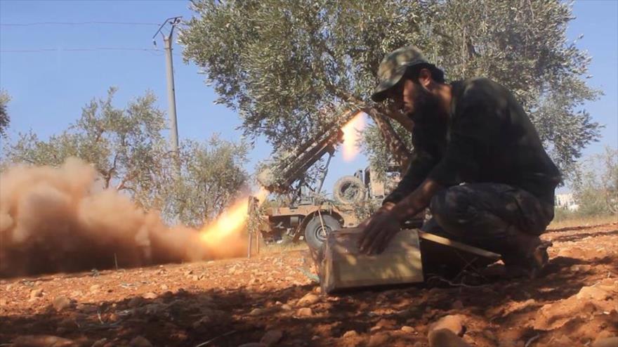 Miembro del grupo terrorista Frente Fath Al-Sham ataca con cohetes las posiciones gubernamentales en Alepo.