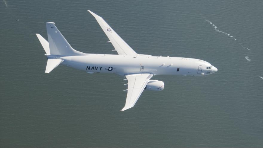 Un avión de patrulla antisubmarina de la Marina estadounidense, P-8A Poseidon, realiza un vuelvo de reconocimiento.
