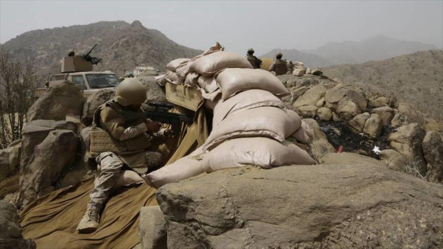 Fuerzas saudíes custodian la frontera con Yemen.