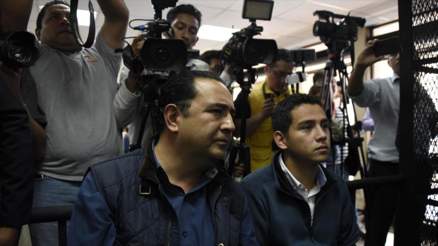 José Manuel Morales (drcha.), hijo del presidente guatemalteco Jimmy Morales, y el hermano del presidente, Samuel Morales (izda.), comparecieron ante el tribunal tras ser arrestados por presuntos cargos de corrupción, en la Ciudad de Guatemala, capital, 18 de enero de 2017.