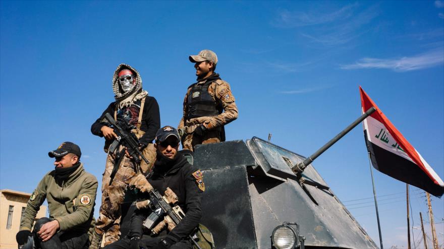 Miembros de las fuerzas especiales antiterroristas de Irak celebran en su base militar en Bartalla la recuperación del este de Mosul de manos del grupo terrorista EIIL (Daesh, en árabe), 18 de enero de 2017.