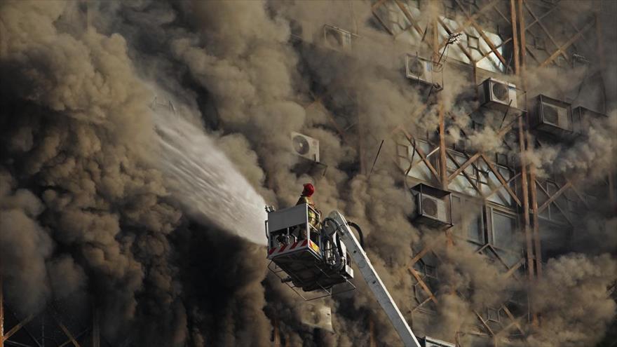 Vídeo: Un edificio de 17 pisos se derrumba en Teherán