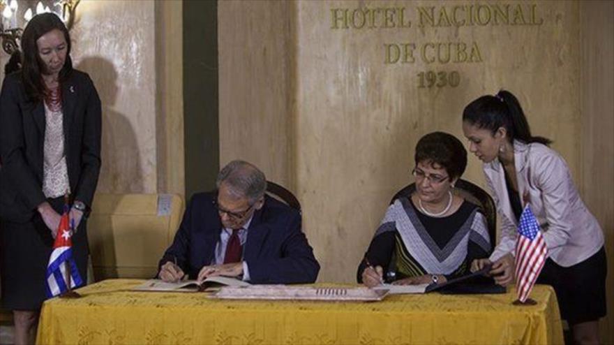 El encargado de negocios de la embajada estadounidense en La Habana, Jeffrey DeLaurentis, y la viceministra de Transporte cubana, Marta Oramas Rivero, firman un tratado bilateral que delimita las fronteras de ambos en el golfo de México, 18 de enero de 2017.
