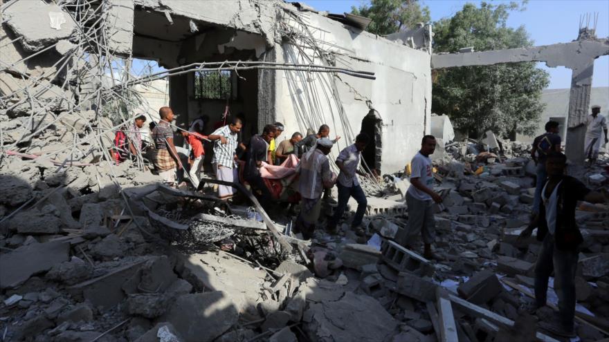 Civiles yemeníes trasladan a las víctimas de un ataque saudí contra el distrito Al-Zaiadia, en la ciudad de Al-Hudiayda, 30 de octubre de 2016.