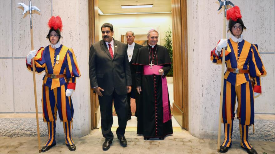 El presidente de Venezuela, Nicolás Maduro (izqda.) y el Papa Francisco en el Vaticano, 24 de octubre de 2016.