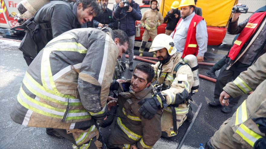 Derrumbe de edificio en Teherán deja unos 30 bomberos atrapados