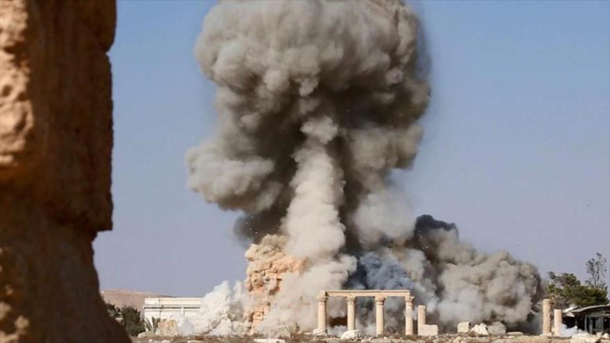 Una imagen publicada por el grupo terrorista EIIL supuestamente muestra el humo que sale desde el templo Baal Shamin en la antigua ciudad de Siria de Palmira, en agosto de 2015.