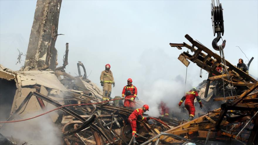 Los bomberos buscan cuerpos atrapados bajo los escombros del edifico comercial de Plasco, de 15 pisos, derrumbado tras un incendio, Teherán, capital de Irán, 20 de enero de 2017.
