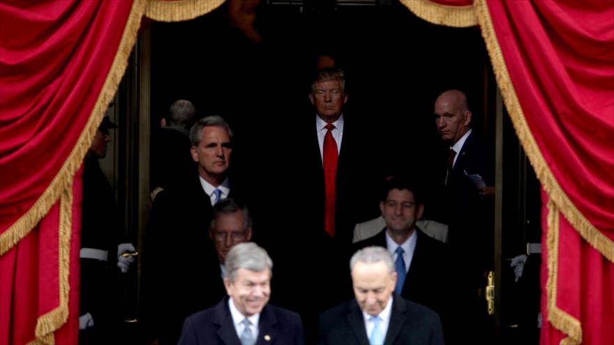 El presidente de Estados Unidos, Donald Trump (centro), llega en su ceremonia de investidura, Washington DC, 20 de enero de 2017.