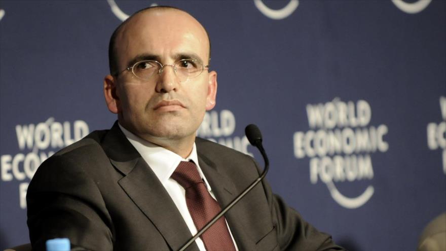 El viceprimer ministro de Turquía, Mehmet Simsek, habla en el Foro Económico Mundial de Davos (Suiza).
