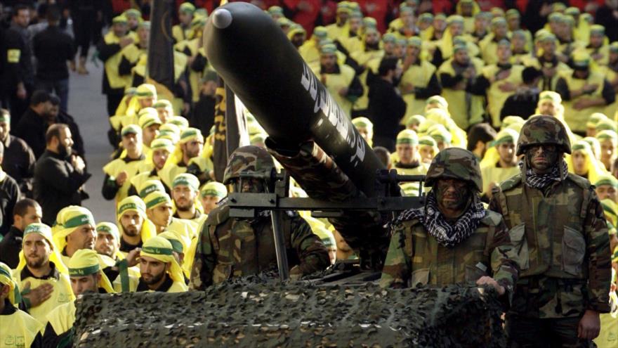 Combatientes del Movimiento de la Resistencia Islámica de El Líbano (Hezbolá) exponen un misil durante un desfile.