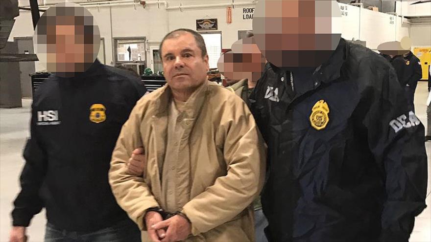 Joaquín Guzmán Loera alias "El Chapo" Guzmán (centro) es escoltado por la policía mexicana durante su extradición a los Estados Unidos, 19 de enero de 2017.