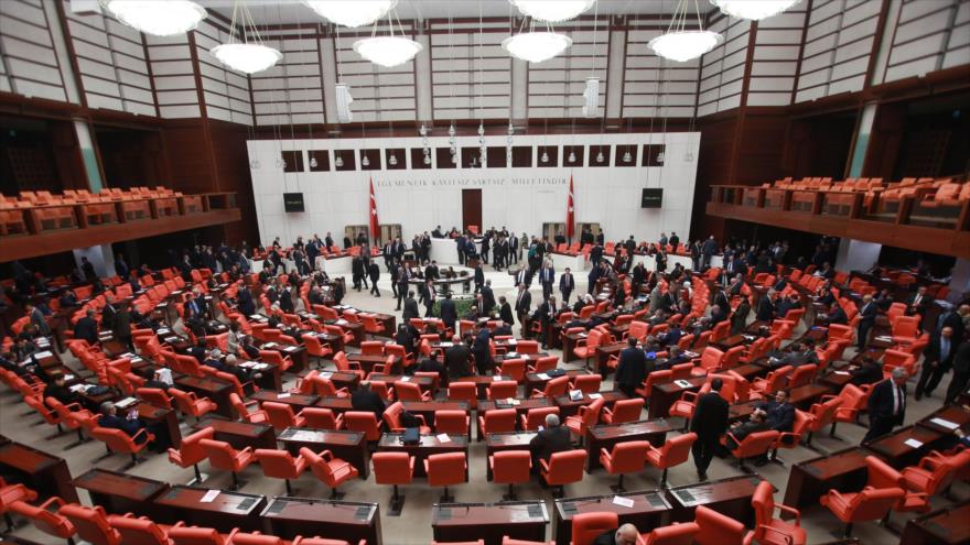Parlamento turco aprueba ampliar poderes de Erdogan