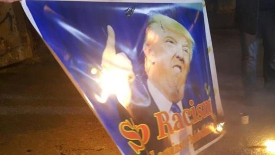Palestinos queman fotos de Trump en rechazo de sus políticas